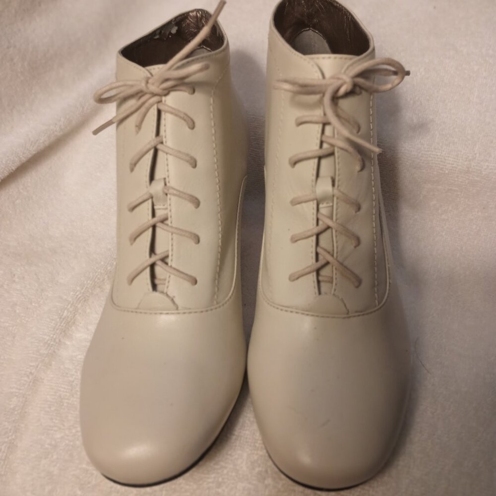 Array Cream Color Lace Up Low Heel Booties, SZ 8.5
